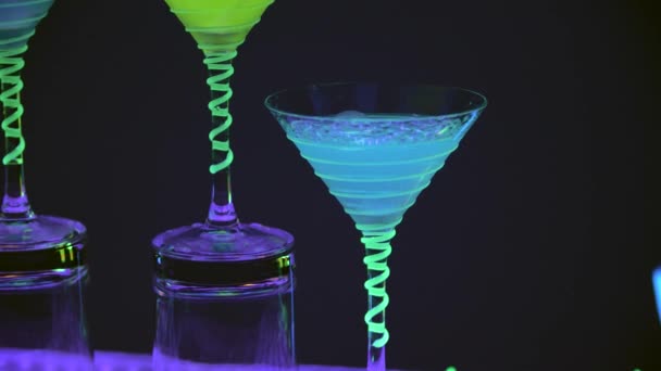 Close up cocktail glasses, which are full of beverage and dry ice on bar. Fabulous show. Colorful lights led. Slow motion. 4K. — 비디오