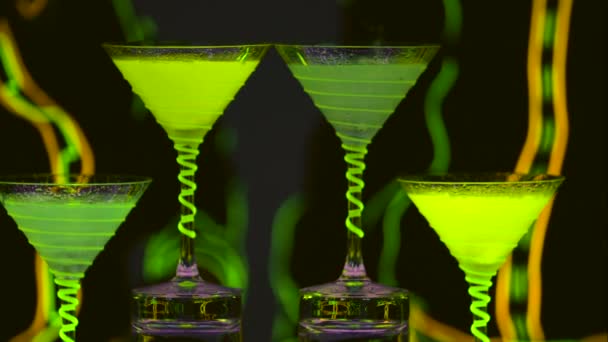 Zavřít koktejlové sklenice, které jsou plné nápoje a suchého ledu na baru. Barman nalévá do sklenic alkohol. Báječná show. Vedla barevná světla. Zpomal. 4k. — Stock video