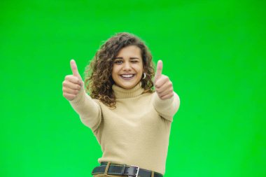 Güzel Afro-Amerikalı olumlu ve tatmin edici bir şekilde başparmak kaldırıyor..