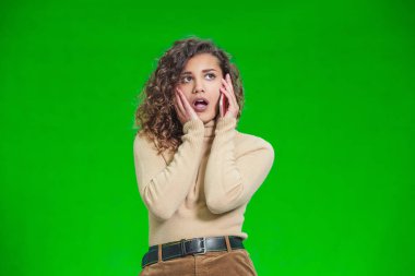 Genç Afro-Amerikalı telefonda ona şok edici bir haber veren biriyle konuşuyor. Çünkü kız çok şaşırmış görünüyor..