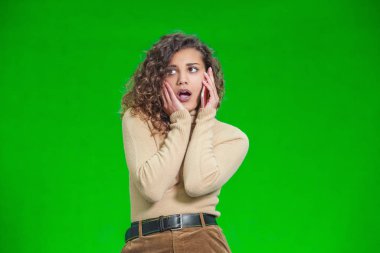 Genç Afro-Amerikalı telefonda ona şok edici bir haber veren biriyle konuşuyor. Çünkü kız çok şaşırmış görünüyor..