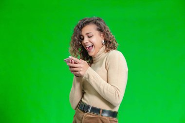 Gülümseyen güzel bir kadının portresi. Bir arkadaşıyla mesajlaşıyor, gerçekten memnun görünüyor..