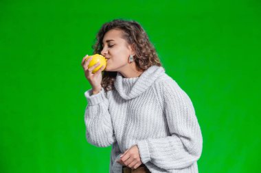 Sağlıklı beslenme konsepti. Tatlı dişiler elmayı yer, gerçekten zevk alır, taze ve sağlıklı yiyecekler yer..