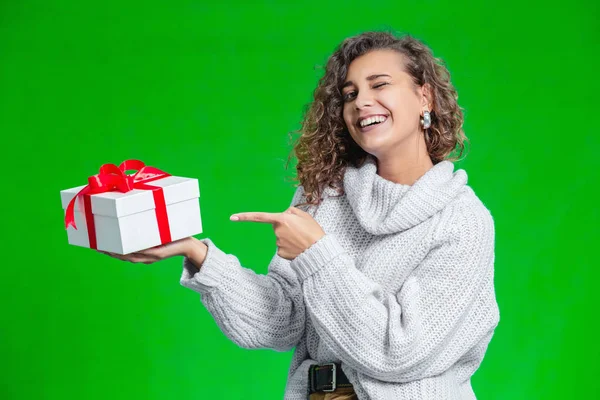 Jul Shopping och försäljning koncept. Charmig afro-amerikansk kvinna glad att köpa en present på semester tid. — Stockfoto