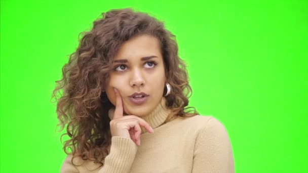 Pensavo che una ragazza afro-americana avesse un'idea nuova. Chiudete. Ricevuto. 4K . — Video Stock