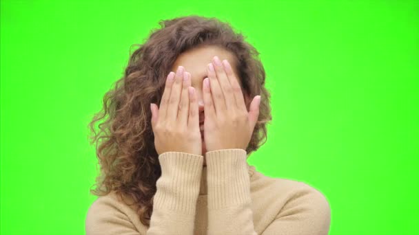 Partilhar emoções. Menina afro-americana está sorrindo, e mudando expressões faciais. Fecha. Espaço para cópia. 4K . — Vídeo de Stock