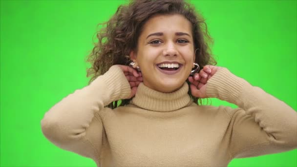 Muchacha afroamericana atractiva aparece y está jugando con su pelo rizado y mostrando emociones. De cerca. Copiar espacio . — Vídeos de Stock