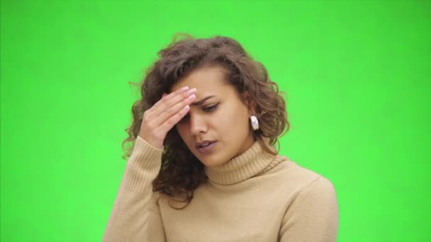 顔の手のひら。アフリカ系アメリカ人の若い女性は、何かのアイデアや心配を考え、疑問や混乱します。閉めろスペースのコピー. — ストック動画