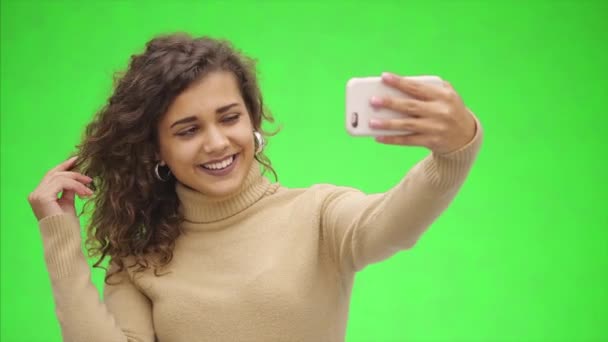 Chica afroamericana se está tomando selfie con smartphone. De cerca. Copiar espacio . — Vídeos de Stock