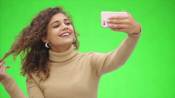 Afro fille américaine prend selfie avec smartphone. Ferme là. Espace de copie . — Video