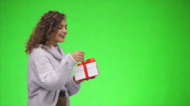 Αφρο-αμερικανική γυναίκα ρίχνει σε ένα giftbox με κόκκινη κορδέλα. Γεμάτη ευτυχία. Τις καλύτερες ευχές μου. Κλείσε. Αντιγραφή χώρου. — Αρχείο Βίντεο