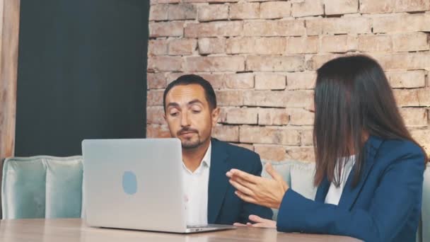Due uomini d'affari in giacca e cravatta stanno discutendo di questioni, seduti in una caffetteria. Copia spazio . — Video Stock