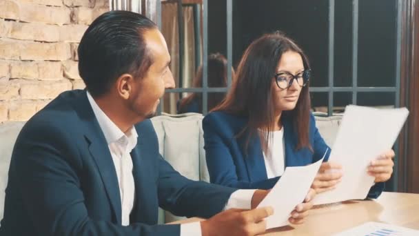 Zwei Geschäftsleute arbeiten in einem Café. Sie diskutieren und bereiten den Vertrag vor. Nahaufnahme. Kopierraum. — Stockvideo