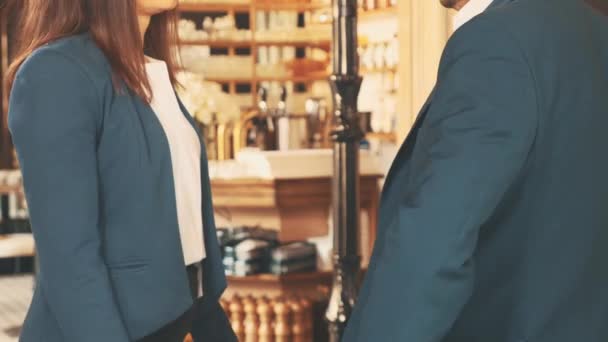 La mujer de negocios feliz acaricia amablemente al hombre en un café, durante el descanso. Fondo borroso. De cerca. Copiar espacio . — Vídeo de stock