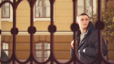 Yakışıklı erkek ayakları sarı binadan geçiyorlar. Düşünceli adam. Şehir çevresi. Kırpılmış. Başla. Animasyon. 4k.