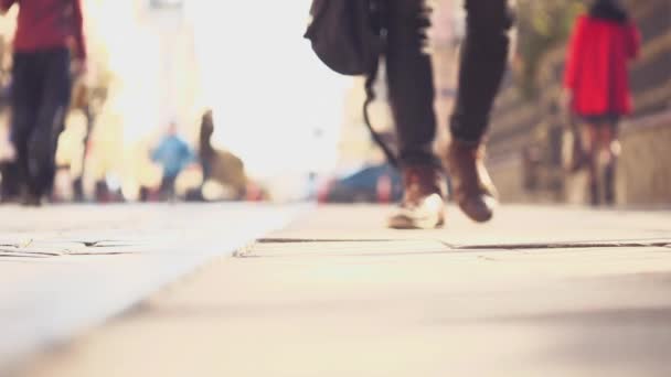 Felismerhetetlen férfi lábak tornacipőben sétálnak a csempe úton. Városi környezet. Homályos háttér. Kivágták. Felvétel. Animáció. 4k. — Stock videók