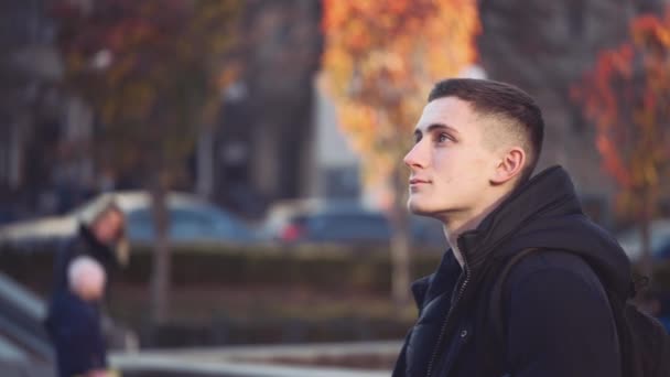 Un bel ragazzo si guarda intorno e fa una foto. Lui è felice e sorridente. Ricevuto. Azione. Animazione. 4K . — Video Stock