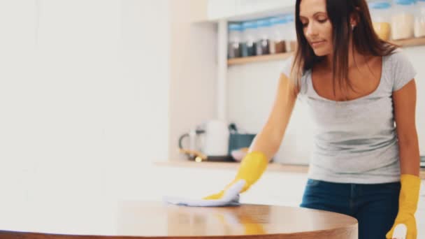 Mulher em luvas de borracha amarela está limpando o painel de cozinha na cozinha com spray removedor de gordura e um pano. Cultivo. Espaço para cópia. Fecha. 4K . — Vídeo de Stock