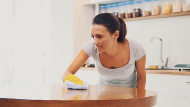 Mujer en guantes de goma amarilla está limpiando el panel de cocina en la cocina con un spray removedor de grasa y un paño. Cultivo. Copiar espacio. De cerca. 4K . — Vídeos de Stock