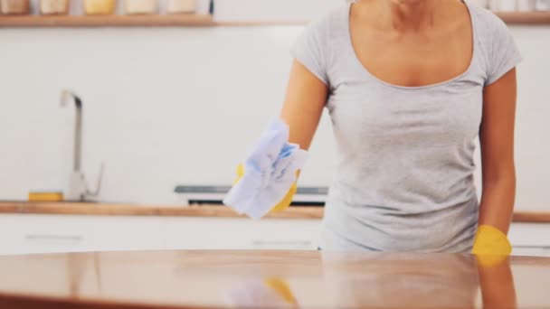 Mujer en guantes de goma amarilla está limpiando el panel de cocina en la cocina con un spray removedor de grasa y un paño. Cultivo. Copiar espacio. De cerca. 4K . — Vídeos de Stock