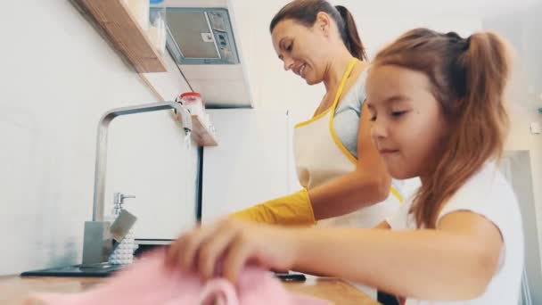 Madre de apoyo enseñando a su hija a lavar los platos. De cerca. Copiar espacio. 4K . — Vídeos de Stock