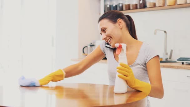 Mujer en guantes de goma amarilla está limpiando el panel de cocina en la cocina con un spray removedor de grasa y un paño. Cultivo. Copiar espacio. De cerca. 4K . — Vídeos de Stock