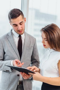 Güzel bir secratery ona imzalaması için bir belge getirdi..