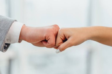 Başarılı iş ortaklarının resmi giysiler giyip, yumruk tokuştururken tezahürat yaparken ve kârlı anlaşmayı kutlarken gizli çekimleri..