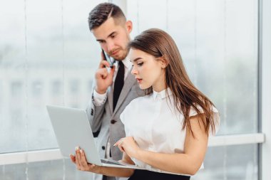 İş adamları ofis ortamındaki iş risklerini analiz ediyorlar.