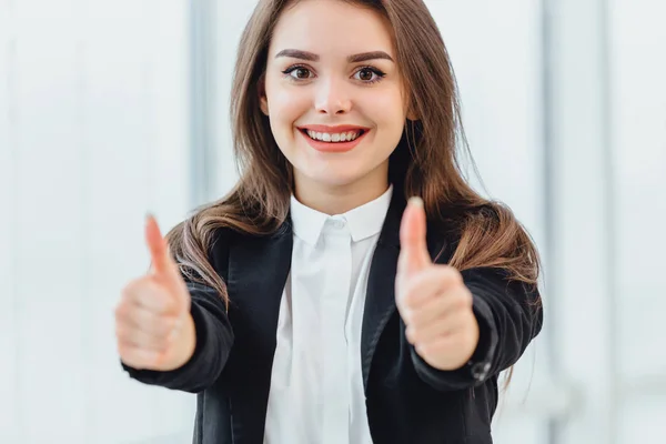Bom conceito de trabalho. Feliz sorridente mulher de negócios com polegares para cima, satisfeito com o projeto ou ideia . — Fotografia de Stock