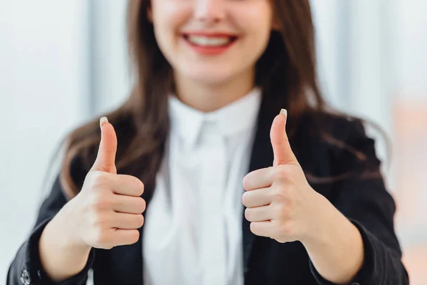 Trabalho do conceito de sonho. Tiro cortado de trabalhador adorável desfocado completamente satisfeito com sua ocupação . — Fotografia de Stock