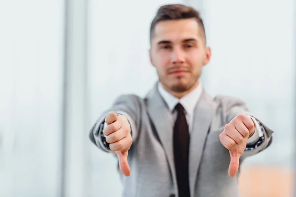 No, su concepto de mala idea. Hombre de negocios mostrando aversión, signo de fracaso, aislado sobre fondo claro . — Foto de Stock