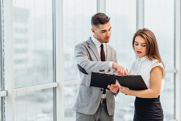 Милая секретарша и ее босс обсуждают новый проект
.