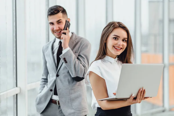 Concepto de consultoría. Inspirado hombre y mujer proporcionando ayuda a sus clientes . —  Fotos de Stock