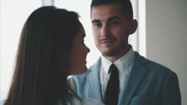 Ekin. Erkek ve kadın iş adamları sorunları tartışıyor. Başarılı bir takım. Uzayı kopyala Bulanık beyaz arka plan. Kapatın. 4K.