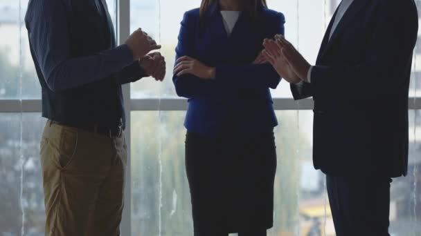 Skörd. Manliga och kvinnliga företagare diskuterar frågor. Uppfattat utrymme. Män skakar hand. Lyckad överenskommelse. Oklar bakgrund. Närbild. 4k. — Stockvideo