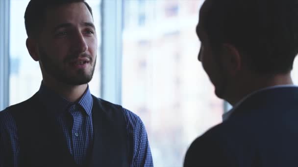 Los trabajadores masculinos de negocios están discutiendo temas. Copiar espacio. Delantera borrosa. Todo está bien Fondo borroso. De cerca. 4K . — Vídeo de stock