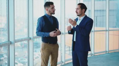 Erkek iş adamları sorunları tartışıyor. Uzayı kopyala Başarılı bir anlaşma. Sekreter imza için belge getiriyor. Arka plan bulanık. Kapatın. 4K.