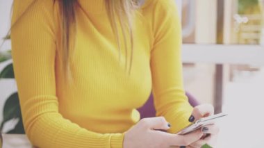 Sevimli kız kafedeki masada oturuyor. Odaklanma artıyor. Kapatın. Boşluğu kopyala.