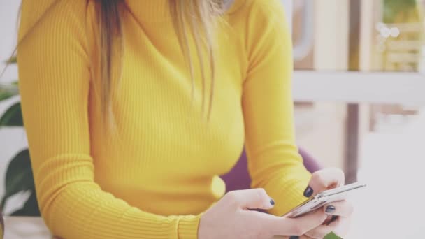 En bedårande flicka sitter vid bordet på caféet. Fokus rör sig uppåt. Närbild. Kopiera utrymme. — Stockvideo