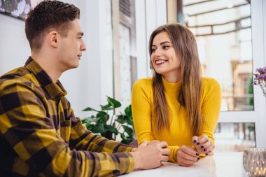 En iyi arkadaşlar birbirine bakar, aşık olur, kış sabahı kafede otururlar..