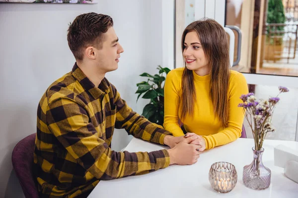 Concept de lien étroit. Aimant fille et garçon assis dans un café, se tenant les mains, gardant le contact visuel, regardant comme s'il n'y avait rien à part eux dans le monde. — Photo