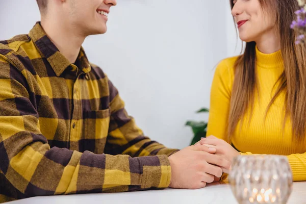 Couple caucasien tenant la main ensemble, passer du temps romantique dans un café, célébrer une date spéciale. — Photo