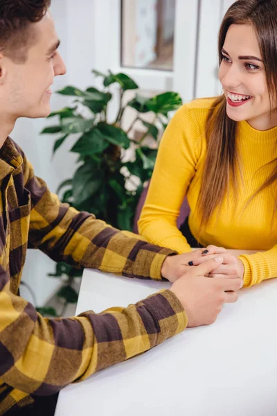 Plan recadré de drôle de garçon et de fille passant du temps dans un café, plaisantant et riant désespérément . — Photo