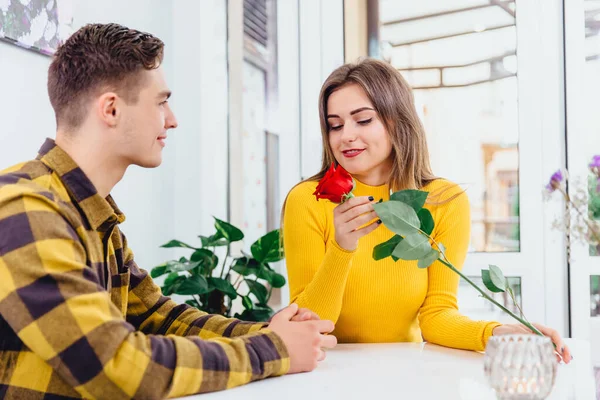 Tiro recortado de casal romântico tendo jantar romântico em evento especial. Concentre-se em flores violetas na vanguarda . — Fotografia de Stock