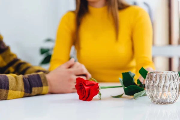 Cortado desfocado tiro de jovem dá flores para sua namorada, segura as mãos e definitivamente vai fazer uma proposta . — Fotografia de Stock