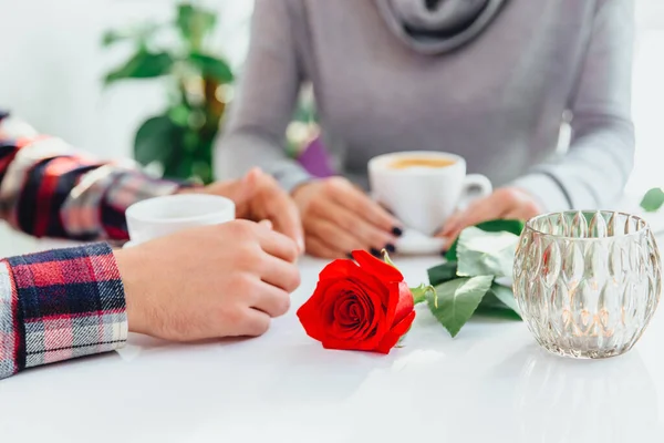 Τέλειο πρωινό ρομαντικό ζευγάρι έννοια. Εστίαση στο κόκκινο τριαντάφυλλο στην πρώτη γραμμή. — Φωτογραφία Αρχείου