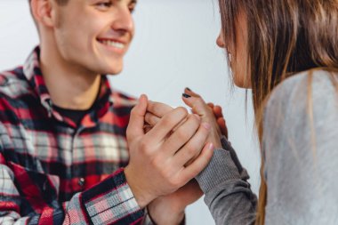 Bir kahve dükkanında kahve içerken yardıma ihtiyacı olan üzgün bir kadını teselli eden bir erkeğin görüntüsü. Bir fincan kahveyi bir arada tutarken ellerine odaklan..