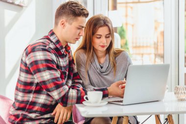 İki başarılı meslektaşımız kahve dükkanında proje üzerinde çalışıyor..