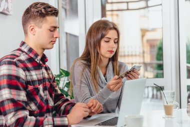 İki başarılı meslektaşımız kahve dükkanında proje üzerinde çalışıyor..